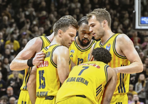 BBL Bundesliga basketball, Alba Berlin, FC Bayern Munich basketball from left Jack Kayil (Alba Berlin), Martin Hermannsson (Alba Berlin), J'Wan Roberts (Alba Berlin), Malte Delow (Alba Berlin) talking