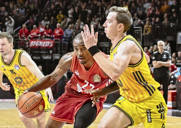 Basketball BBL Bundesliga, Alba Berlin - FC Bayern Munich Basketball from left Isiaha Mike (FC Bayern Basketball), Justin Bean (Alba Berlin) duel, fight, tackle