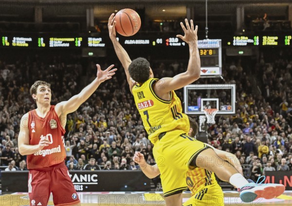Basketball BBL Bundesliga, Alba Berlin, FC Bayern Munich Basketball from left Justinian Jessup (FC Bayern Basketball), Jack Kayil (Alba Berlin) duel, fight, tackle