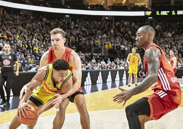 Basketball BBL Bundesliga, Alba Berlin, FC Bayern Munich Basketball from left Justus Hollatz (FC Bayern Basketball), Jack Kayil (Alba Berlin), Isiaha Mike (FC Bayern Basketball) Duel, Duel, Fight, Tackle