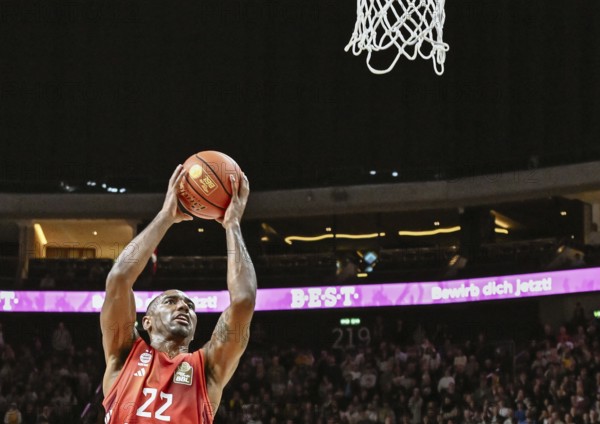 Basketball BBL Bundesliga, Alba Berlin, FC Bayern Munich Basketball v.l. Isiaha Mike (FC Bayern Basketball) starts the basket throw
