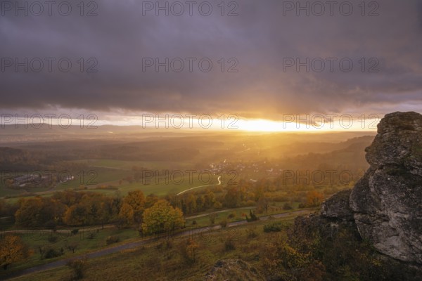 Rain and sun alternating — dramatic autumn atmosphere at the Hohenstaufen Spielburg Nature Reserve