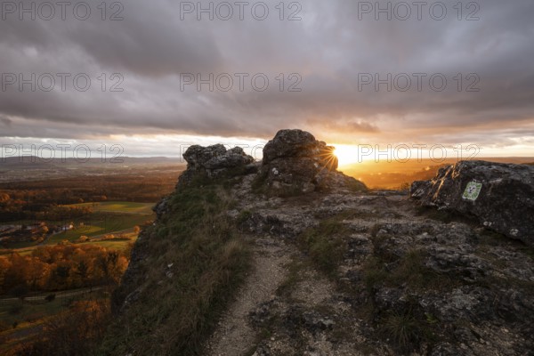 Rain and sun alternating — dramatic autumn atmosphere at the Hohenstaufen Spielburg Nature Reserve. Sun star behind the rock