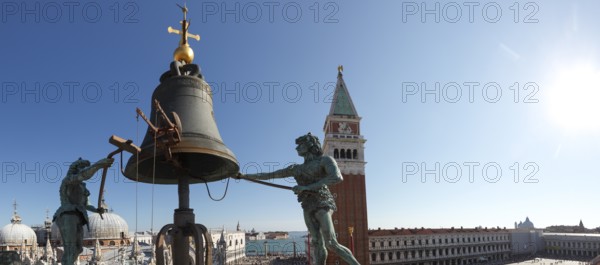 Large-than-life moors at the bell on the Torre dell'Orologio, Clock Tower, St. Mark's Square, Venice, Veneto, Italy