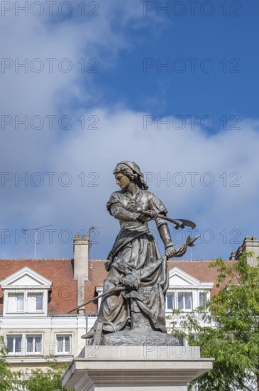 The bronze statue of Jeanne Hachette on the square of the same name in Beauvais commemorates the heroine who heroically supported the defense of the city during the siege of Beauvais by Burgundian troops in 1472. The statue was created in 1851 by sculptor Gabriel-Vital Dubray (Vital Gabriel Dubray) and depicts Hachette with a halberd and a broken flag, in Beauvais, department of Oise (60), Hauts-de-France region, France