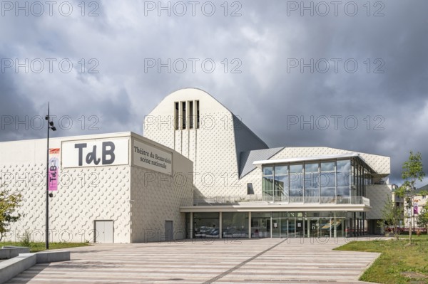 The modern architecture opened in 2025 at the Theatre Théâtre du Beauvaisis, Scène nationale (TdB) with its bright, textured façade and large glass fronts in Beauvais. The building is an important cultural site in the region and stands under a dramatic sky, in Beauvais, Oise department (60), Hauts-de-France region, France, Place Georges Brassens, Beauvais, Oise department (60), Hauts-de-France region, France