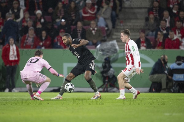 (DFL/DFB REGULATIONS PROHIBIT ANY USE OF PHOTOGRAPHS AS IMAGE SEQUENCES AND/OR QUASI-VIDEO), Rhein Energie Stadion, Cologne, North Rhine-Westphalia, Jonas Urbig (FC Bayern Munich, goalkeeper, #40), Jonathan Tah (FC Bayern Munich, defense, #4), Isak Joannesson (1.FC Cologne, midfield, #18), DFB-Pokal 1.FC Cologne, FC Bayern Munich on 29.10.2025 at the Rhein Energie Stadium in Cologne Germany