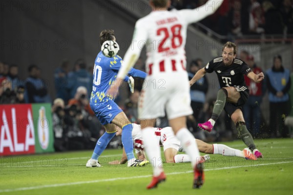 (DFL/DFB REGULATIONS PROHIBIT ANY USE OF PHOTOGRAPHS AS IMAGE SEQUENCES AND/OR QUASI-VIDEO), Rhein Energie Stadion, Cologne, North Rhine-Westphalia, Ron-Robert Zieler (1.FC Cologne, goalkeeper, #20), Harry Kane (FC Bayern Munich, attack, #9), DFB-Pokal 1.FC Cologne, FC Bayern Munich on 29.10.2025 at the Rhein Energie Stadium in Cologne Germany