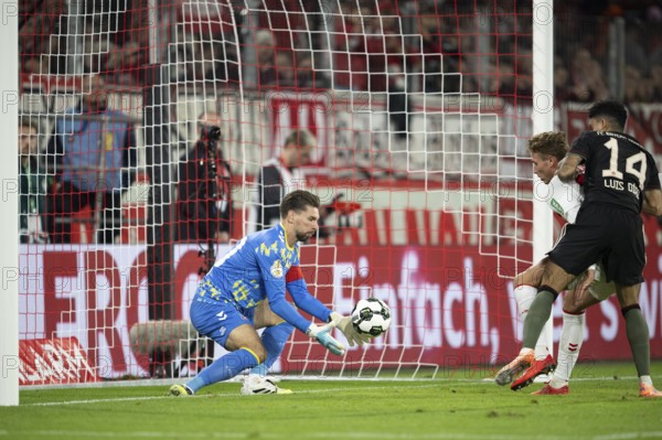 (DFL/DFB REGULATIONS PROHIBIT ANY USE OF PHOTOGRAPHS AS IMAGE SEQUENCES AND/OR QUASI-VIDEO), Rhein Energie Stadion, Cologne, North Rhine-Westphalia, Ron-Robert Zieler (1.FC Cologne, goalkeeper, #20), Luis Diaz (FC Bayern Munich, attack, #14), DFB-Pokal 1.FC Cologne, FC Bayern Munich on 29.10.2025 at the Rhein Energie Stadium in Cologne Germany