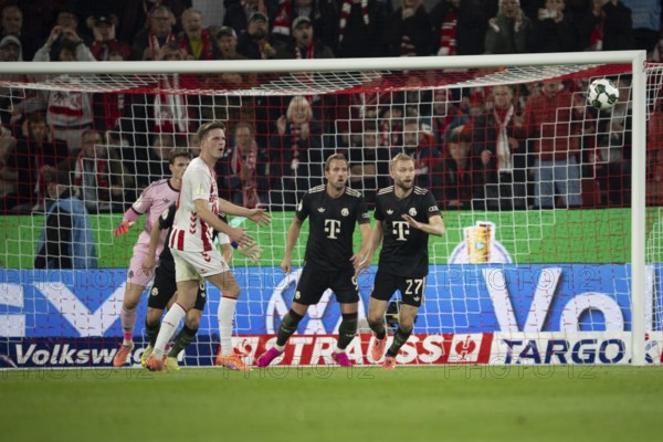 (DFL/DFB REGULATIONS PROHIBIT ANY USE OF PHOTOGRAPHS AS IMAGE SEQUENCES AND/OR QUASI-VIDEO), Rhein Energie Stadion, Cologne, North Rhine-Westphalia, Jonas Urbig (FC Bayern Munich, goalkeeper, #40), Marius Bülter (1.FC Cologne, Storm, #30), Harry Kane (FC Bayern Munich, attack, #9), DFB-Pokal 1.FC Cologne, FC Bayern Munich on 29.10.2025 at the Rhein Energie Stadium in Cologne Germany