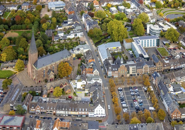 Aerial view, Catholic parish church of St. Maria Magdalena, Diakonie day care, market square car park surrounded by yellow autumn trees, evangelical church Goch and town hall with patrician house Haus Zu den Fünf Ringen, Goch, Lower Rhine, North Rhine-Westphalia, Germany, place of worship, church from the 16th century, holy place, autumn colors, autumn colors, autumn, autumn colors, autumn atmosphere, church, parish, denomination, aerial view, aerial photography, aerial photography, town hall, religion, place of worship, city administration, overview, bird's eye view, birds-eyes view, autumn trees, overview