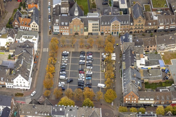 Aerial view, evangelical church Goch and town hall with patrician house house Zu den Fünf Ringen, market square parking surrounded by yellow autumn trees, Goch, Lower Rhine, North Rhine-Westphalia, Germany, place of worship, authority, trees in autumn colors, DE, Europe, religious community, house from the 16th century, holy place, autumn colors, autumn colors, autumn atmosphere, church community, denomination, aerial photo, aerial photography, aerial photography, aerial photography, City Hall, Religion, Religious Place of Worship, City Council, Overview, Bird's Eye View, Birds-Eyes View, autumn trees, overview