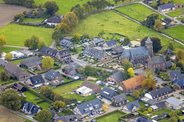Aerial view, residential area town view district of Hommersum with parish church of St. Peter and cemetery, Hommersum, Goch, Lower Rhine, North Rhine-Westphalia, Germany, place of worship, burial place, DE, Europe, cemetery, memorial, religious community, church community, church community, religious community, aerial photography, religion, religious place, resting place, overview, bird's eye view, residential complex, housing and living area, quality of living, residential district, residential development, residential district, birds-eyes view, overview