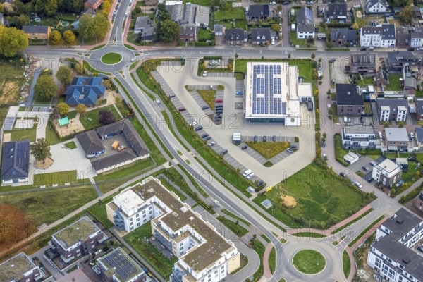 Aerial view, Aldi supermarket with solar roof at the Ostring roundabout, Goch, Lower Rhine, North Rhine-Westphalia, Germany, DE, roof with solar panels, shopping center, shopping mall, Europe, roundabout, aerial photography, aerial photography, local supply center, photovoltaic system, solar system, solar roof, solar energy, solar panels, solar power system, supermarket, overview, birds-eye view, birds-eye view, birds eyes view, overview