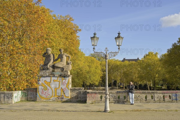 Autumn in Rudolph Wilde Park, Volkspark Schöneberg, sculpture on the Carl Zuckmayer Bridge, Schöneberg, Berlin, Germany