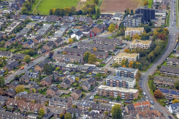 Aerial view, row house apartment houses Duvelskamp, between Westring and Mühlenstraße, autumn trees, Goch, Lower Rhine, North Rhine-Westphalia, Germany, DE, Europe, property tax, real estate, aerial photography, aerial photography, multi-family houses, apartment buildings, townhouses, overview, bird's-eye view, residential complex, living and living, residential area, residential buildings, residential quality, residential district, residential development, residential development, residential development, residential development, residential development, residential development, residential development, residential development, residential development, residential development, residential development, residential area, residential buildings, residential quality, residential district, residential development, residential development District, birds-eyes view, overview