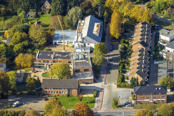 Aerial view, row house housing development Alte Delogstraße, CJD Institute for Continuing Education North Rhine-Westphalia, Kita Am Baumhaus Baustelle Alte Delogstraße 3, district police authority, Wesel, Lower Rhine, North Rhine-Westphalia, Germany, trees in autumn colors, DE, Europe, property tax, autumn colors, autumn mood, autumn forest colors, real estate, kindergarten, day care center, daycare center, aerial photography, aerial photography, order police, police department, police station, state authority, state power, overview, bird's eye view, residential complex, housing and living, residential area, residential district, housing development, residential district, birds-eyes view, autumn trees, overview