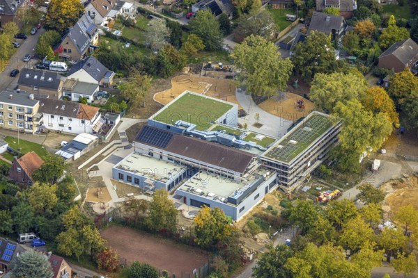 Aerial view, Fusternberg community elementary school construction site, green roof and solar roof, Fusternberg, Wesel, Lower Rhine, North Rhine-Westphalia, Germany, education, educational institution, DE, roof with solar panels, Europe, elementary school, teaching institute, aerial photography, aerial photography, photovoltaic system, solar roof, solar energy, solar panels, solar power system, overview, birds-eyes view, overview
