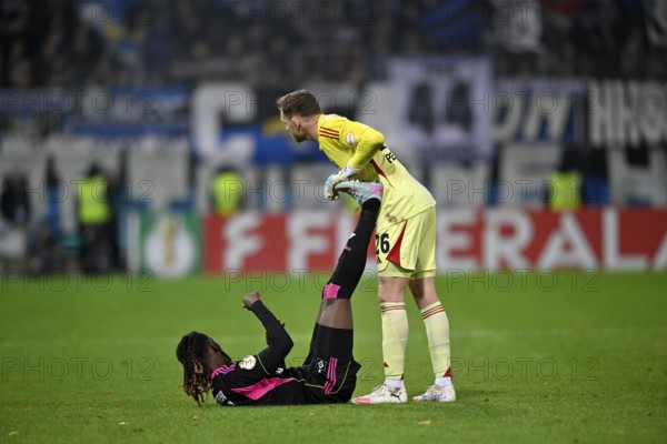 Goalkeeper Daniel Peretz Hamburger SV HSV (26) helps Jordan Torunarigha Hamburger SV HSV (25) with a calf cramp, DFB-Pokal, Voith-Arena, Heidenheim, Baden-Württemberg, Germany
