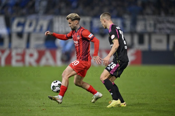 Duel, action Niklas Dorsch 1. FC Heidenheim 1846 FCH (30) against Miro Muheim Hamburger SV HSV (28) DFB-Pokal, Voith-Arena, Heidenheim, Baden-Württemberg, Germany