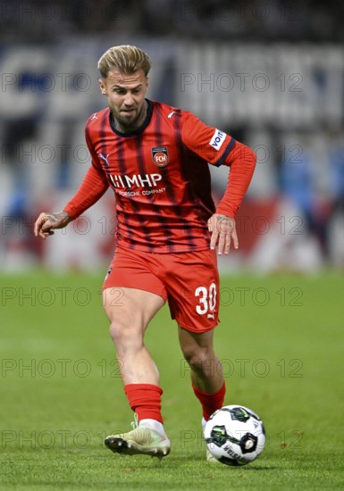 Niklas Dorsch 1. FC Heidenheim 1846 FCH (30) Action on the ball DFB-Pokal, Voith-Arena, Heidenheim, Baden-Württemberg, Germany