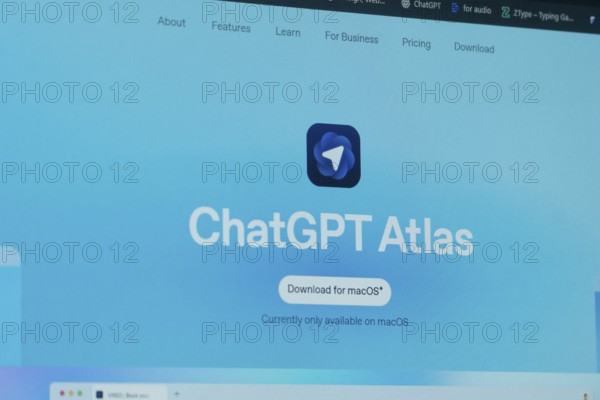 Website showcasing ChatGPT Atlas with a download option for macOS