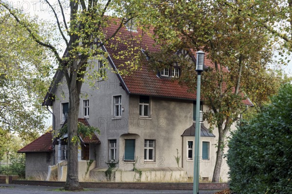 Historic villa for employees of the former Krupp Hüttenwerk Rheinhausen, Beamtensiedlung Bliersheim, Duisburg, Ruhr area, North Rhine-Westphalia, Germany