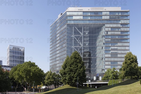 Stadttor office tower, glass construction with central hall, architect Karl-Heinz Petzinka, Düsseldorf, North Rhine-Westphalia, Germany