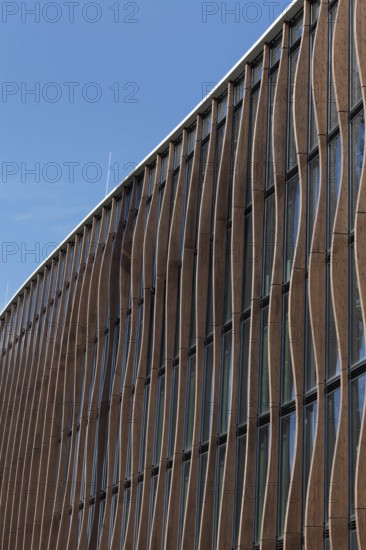 Modern wooden façade with larch pilasters, architecture firm caspar.schmitzmorkramer, Deiker Höfe, Düsseldorf, North Rhine-Westphalia, Germany