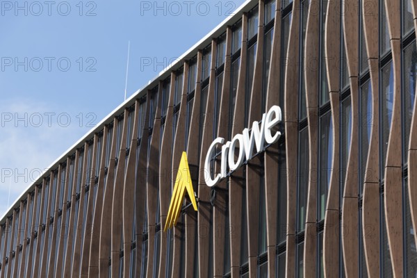 Crowe BPG, audit and consulting firm, logo on modern wooden façade with larch pilasters, architecture firm caspar.schmitzmorkramer, Deiker Höfe, Düsseldorf, North Rhine-Westphalia, Germany