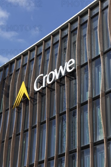 Crowe BPG, audit and consulting firm, logo on modern wooden façade with larch pilasters, architecture firm caspar.schmitzmorkramer, Deiker Höfe, Düsseldorf, North Rhine-Westphalia, Germany