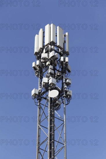 5 G cell phone tower against blue sky, Düsseldorf, North Rhine-Westphalia, Germany
