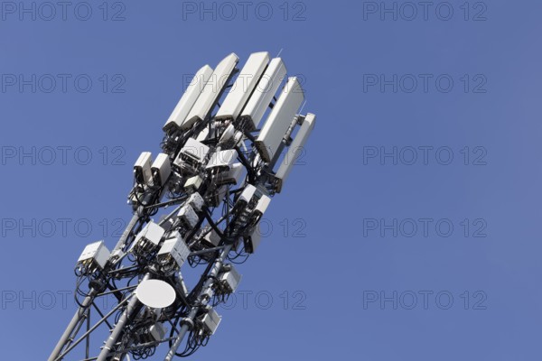 5 G cell phone tower against blue sky, Düsseldorf, North Rhine-Westphalia, Germany