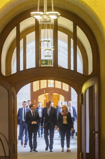 Minister President Michael Kretschmer welcomed the Federal Chancellor to Dresden and will accompany him on further appointments. The chancellor was received in front of the Saxon State Chancellery by the Music Corps of the Bergstadt Schneeberg e.V., three Sorbins present bread and salt as a welcome gift, Dresden, Saxony, Germany