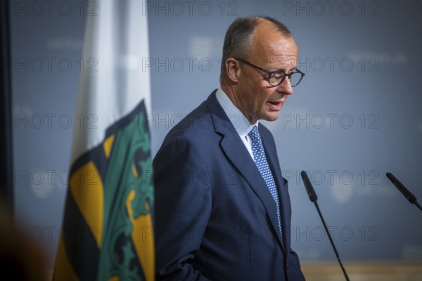 Minister President Michael Kretschmer welcomed the Federal Chancellor to Dresden and will accompany him on further appointments. The chancellor was received in front of the Saxon State Chancellery by the Music Corps of the Bergstadt Schneeberg e.V., three Sorbins present bread and salt as a welcome gift, Dresden, Saxony, Germany