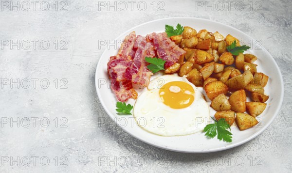 Polish breakfast, fried potatoes, with egg and bacon, homemade, no people, breakfast