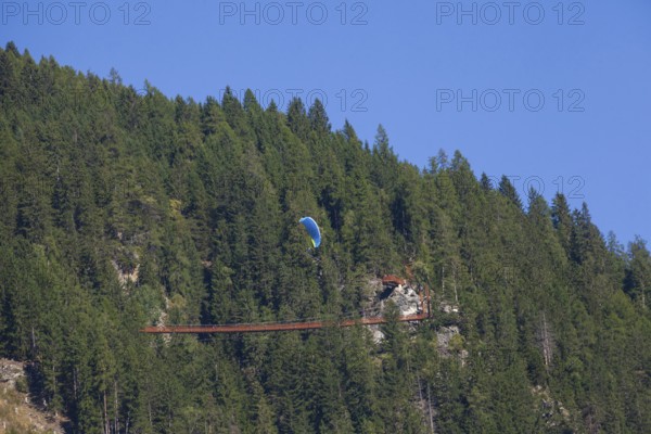 Suspension bridge on the Sunnenseit'n-Weg hiking trail, in autumn, Neustift im Stubai Valley, Stubai Valley, Tyrol, Austria