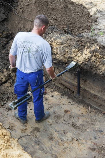 Worker, search, metal, probe, electromagnetic, weapon, ammunition, WW2, construction site, excavation pit, man, dangerous, danger, Hamburg, Germany, weapons clearance, search, find, eliminate
