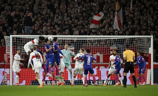 Penalty area scene, goal room scene header duel duel action Dan-Axel Zagadou VfB Stuttgart (23) versus Jae-sung Lee 1. FSV Mainz 05 (07) referee Felix Zwayer MHPArena, MHP Arena Stuttgart, Baden-Württemberg, Germany