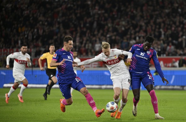 Duel, action duel, action Chris Führich VfB Stuttgart (10) against Danny da Costa 1. FSV Mainz 05 (21) Dominik Kohr 1. FSV Mainz 05 (31) MHPArena, MHP Arena Stuttgart, Baden-Württemberg, Germany