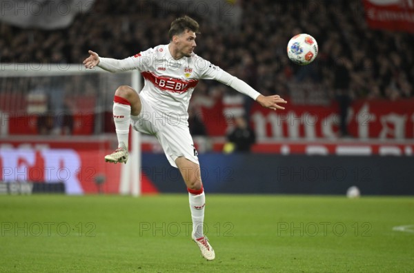 Pascal Stenzel VfB Stuttgart (15) Action on the ball MHPArena, MHP Arena Stuttgart, Baden-Württemberg, Germany