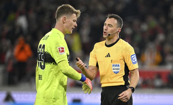 Referee Felix Zwayer gesture gesture in conversation with goalkeeper Alexander Nübel VfB Stuttgart (33) MHPArena, MHP Arena Stuttgart, Baden-Württemberg, Germany