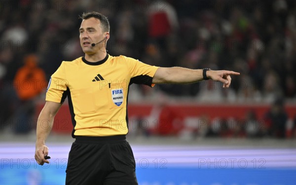 Referee Felix Zwayer gesture gesture MHPArena, MHP Arena Stuttgart, Baden-Württemberg, Germany