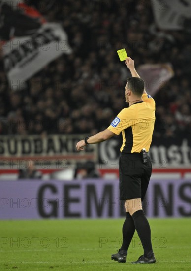 Referee Felix Zwayer shows yellow card yellow warning MHPArena, MHP Arena Stuttgart, Baden-Württemberg, Germany