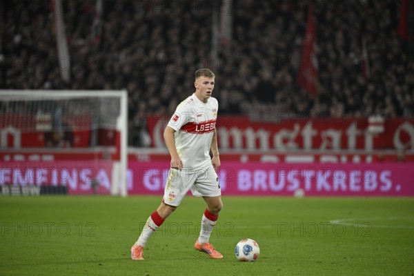 Finn Jeltsch VfB Stuttgart (29) Action on the ball in the background gang advertising Logo action TOGETHER AGAINST BREAST CANCER MHPArena, MHP Arena Stuttgart, Baden-Württemberg, Germany