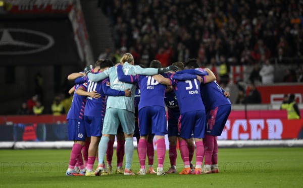 Team building, group of teams in front of the start of the game 1. FSV Mainz 05, MHPArena, MHP Arena Stuttgart, Baden-Württemberg, Germany