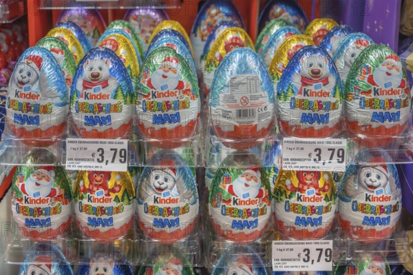 Wholesale market, sale of sweets. Schokolade-Kinder ÜBERASCHUNG MAXI, Allgäu, Swabia, Bavaria, Germany