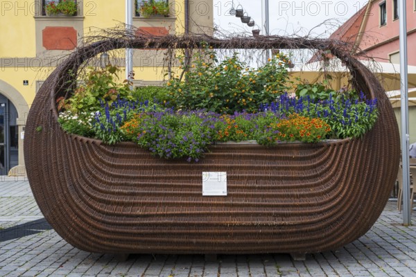 The big basket, willow figure by artist Wolfgang Backert, market square, Deutsche Korbstadt, Lichtenfels, Upper Franconia, Franconia, Bavaria, Germany