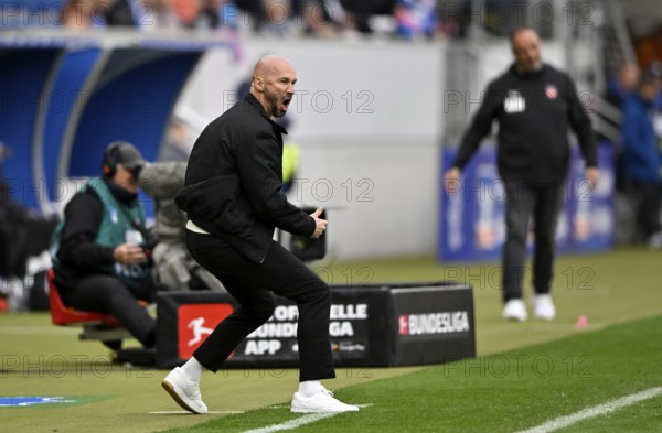 Coach coach Christian Ilzer TSG 1899 Hoffenheim on the sidelines gesture behind coach Frank Schmidt 1. FC Heidenheim 1846 FCH TV camera PreZero Arena, Sinsheim, Baden-Württemberg, Germany