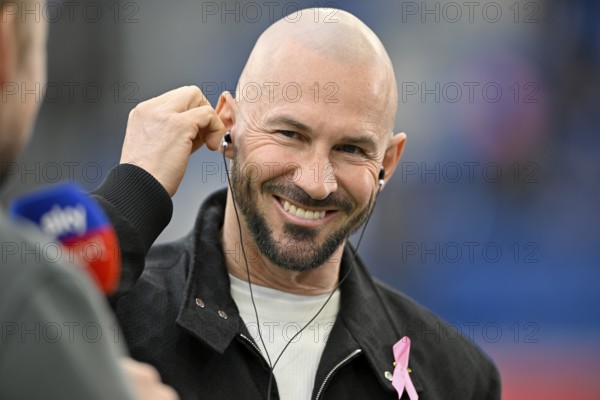 Coach coach Christian Ilzer TSG 1899 Hoffenheim portrait, in interview microphone micro logo SKY smiles loop of action against breast cancer, breast cancer awareness campaign, PreZero Arena, Sinsheim, Baden-Württemberg, Germany